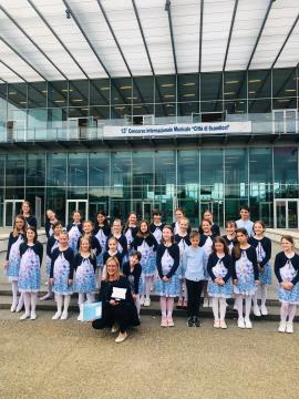 Šolski pevski zbor se je z Andrejo Štucin Cergol udeležil 13. mednarodnega tekmovanja v italijanskem mestu Scandicci (foto: OŠ Livade).